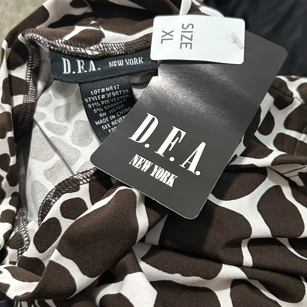 DFA New York Women's Sleeveless Mock Neck Top XL Brown White Giraffe Print - Picture 7 of 10